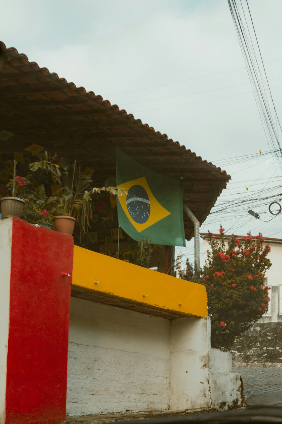 Two Brazilian people having a meaningful conversation